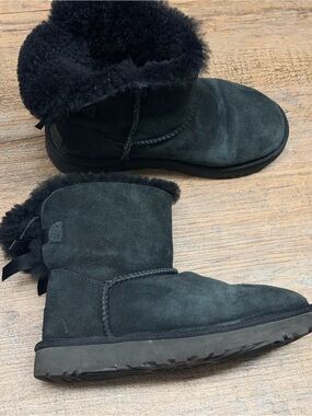 UGG women’s Short Black Suede Shearling Boots with bows size 6